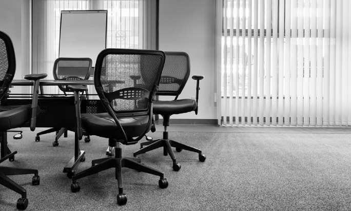 Bedrijfsongeval door val van stoel, van stoel gevallen op het werk, afgebroken bureaustoel, val van stoel op werk, Rechtbank Den Haag 11 juli 2024, ECLI:NL:RBDHA:2024:10850 ﻿